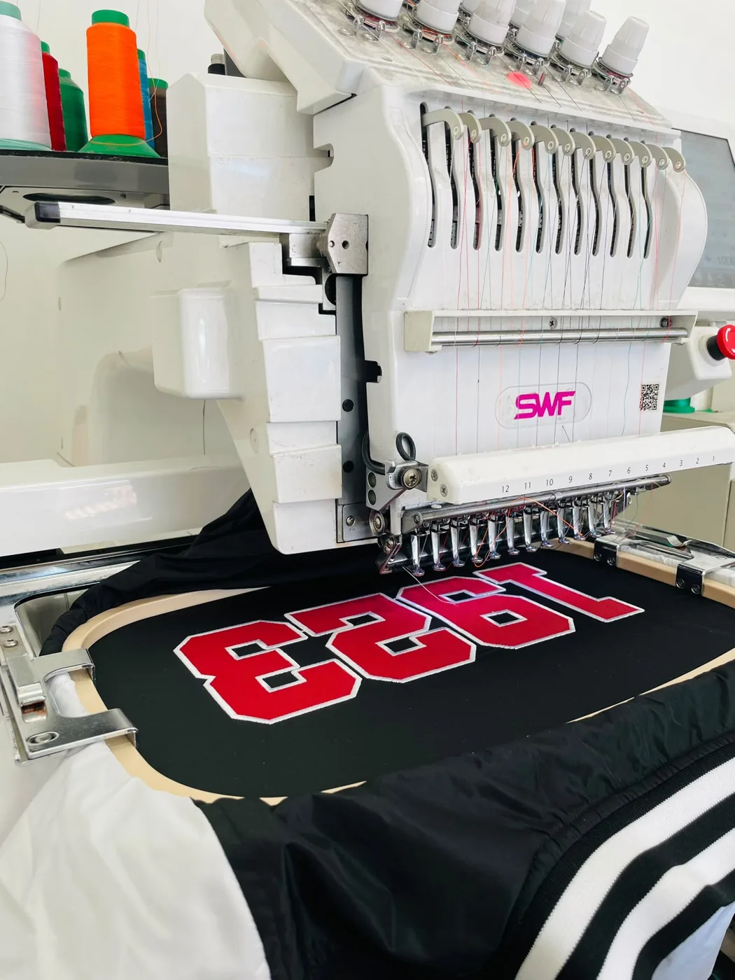 Ricamo su maglia in laboratorio